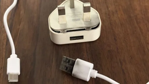 iPhone插頭幫相機叉電爆炸！ 火牛亂插致插頭爆開 網民：好彩冇火燭