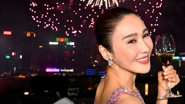 黎姿激罕公開三位愛女大合照！53歲大Deep V盡現胸前偉大好身材