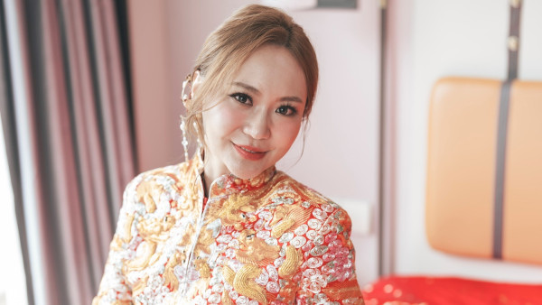 前TVB新聞主播麥詩敏公開婚禮相 全身金器掛五層金豬豪氣出嫁