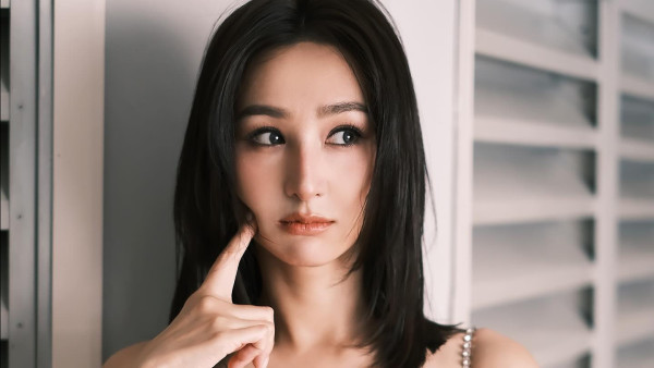 高海寧性感喪跳APT不慎走光露出胸墊 貼身裙側乳挖空畫面震撼眼球