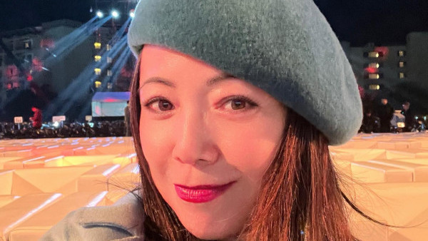 58歲鄧萃雯素顏近照暴露真實歲月痕跡 零濾鏡展現魚尾紋「自然優雅地老去」