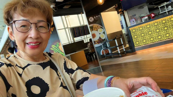 馮素波新加坡旅行曬姊妹合照！網民驚訝餅印細妹神撞樣Anson Lo