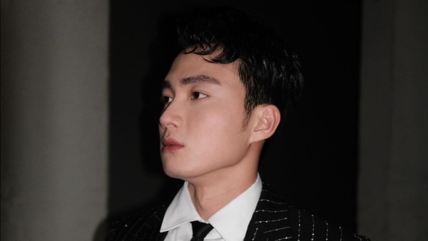 周嘉洛泳褲look半裸大騷冰塊腹肌 與陳瀅親密互挨緋聞戀情再浮面？