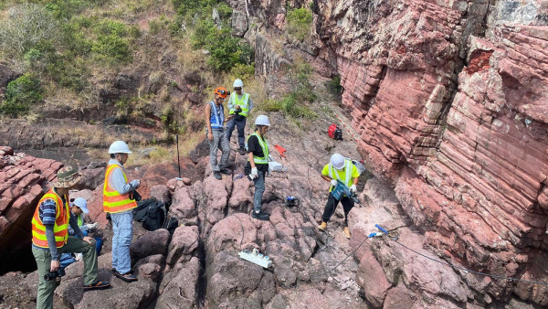 恐龍化石｜專家登赤洲島採集樣本 探知館錄5600人次參觀