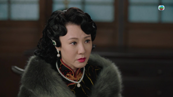 巾幗梟雄之懸崖｜康華旗袍Look美魔女信心保證 現實盛傳手揸4個物業係隱形富婆