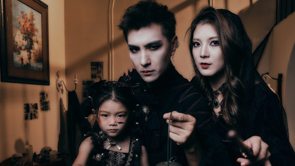 陳展鵬單文柔Halloween扮驚嚇吸血鬼 晒愛女反差照疑暗示第二胎喜訊？