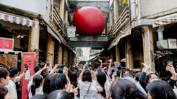 「紅球計劃」巡展12月首度登陸香港！紅色巨型球潛入香港10大地標