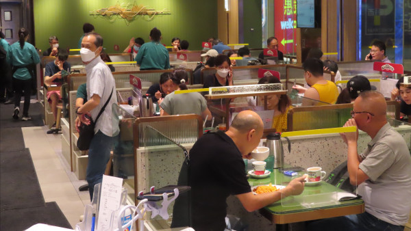 長者津貼政策｜政府擬與餐廳合作推用膳津貼 冀減輕獨居長者外出用餐花費