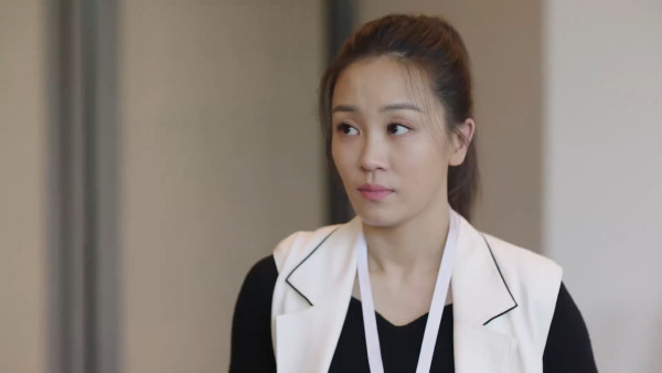 黑色月光｜蘇韻姿離巢之作飾演靚女記者 角色亂入TVB宇宙玩埋《新聞女王》