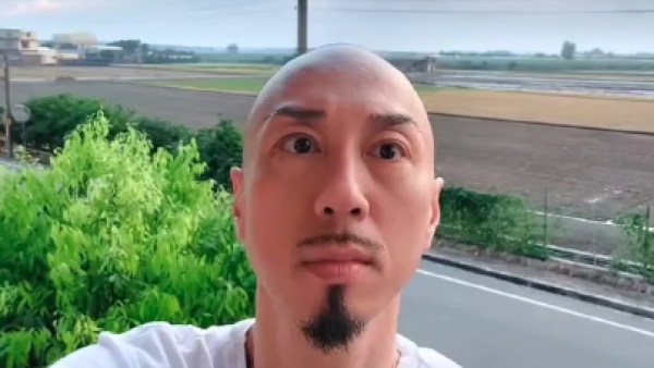 戴耀明台上公然向港姐冠軍露骨示愛 5字宣言令人尷尬！曾借醉表白佘詩曼做老婆