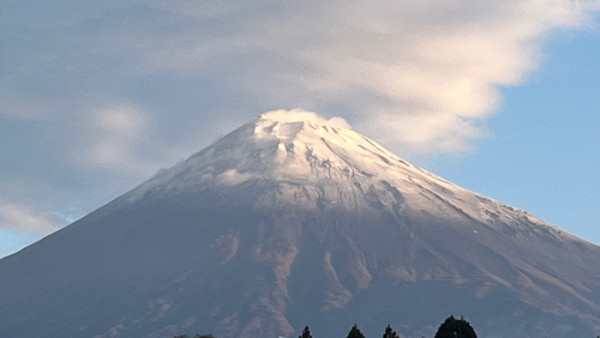 富士山料11月6日迎來初冠雪！靜岡縣可見山頂舖白雪化妝
