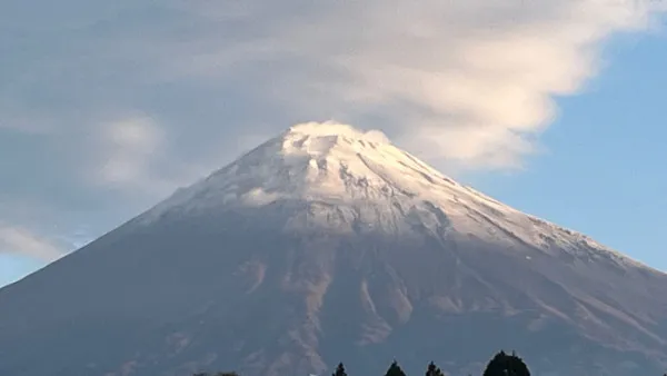 富士山料11月6日迎來初冠雪！靜岡縣可見山頂舖白雪化妝