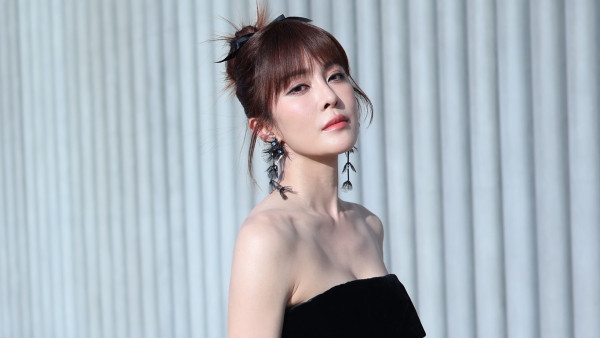 張曦雯街頭著貼身裙被野生捕獲 曝光零贅肉真實身材比想像中更fit