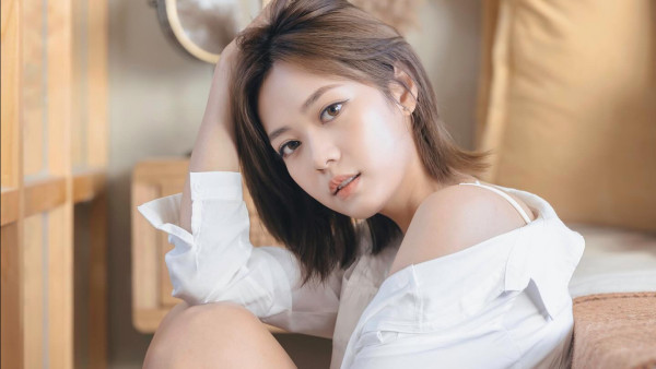 A0游嘉欣純欲風吊帶谷胸玩「男友視角」 試水溫轉型性感惹哄動：索腿世一！