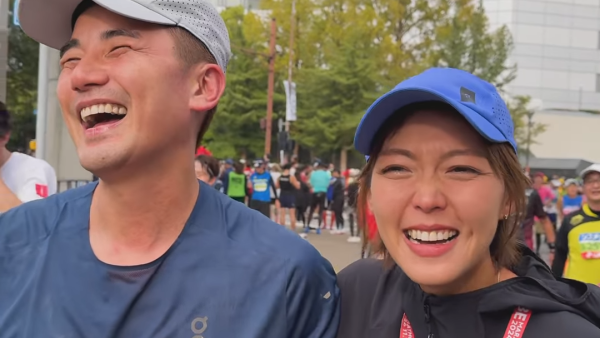 洪永城跑馬拉松首次完成賽事 老婆梁諾妍終點迎接當眾吻賀羡煞旁人