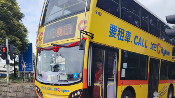 新人結婚租巴士綁繡球當花車 齊往目的地「囍」網民大讚好型：巴士情緣