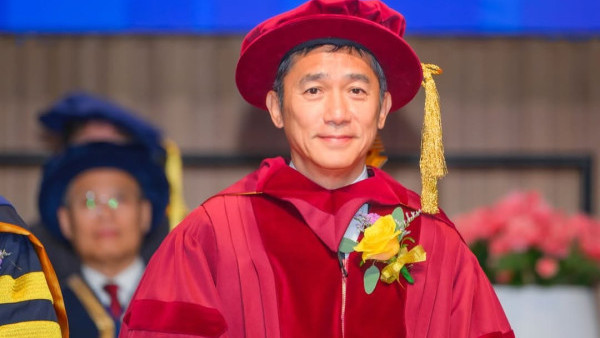 梁朝偉獲科大頒受榮譽博士學位  梁媽媽罕有現身見證/劉嘉玲發文：恭喜梁博士！