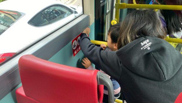 男童搭巴士撕走優先座貼紙！12個字解釋背後原因獲激讚：年紀小小擁有大智慧