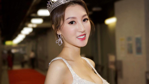 何艷娟重返母校現身港大法律系晚宴 港姐季軍升呢3億名媛氣質脫胎換骨