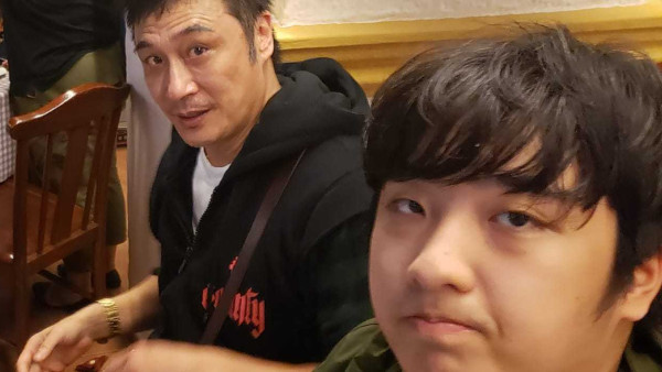 吳鎮宇一家三口貼地旅遊被野生捕獲 16歲兒子體型極圓潤發福惹關注 