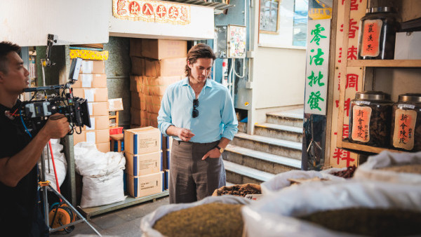 《Emily in Paris》型男廚神Lucas Bravo親身到港 貼地嘆茶樓/大排檔/街頭小吃