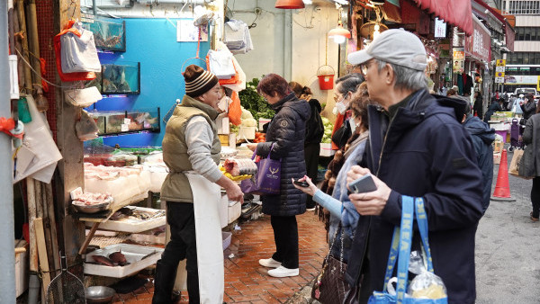 柴灣街市魚檔老闆疑收$10偽鈔！10蚊紙「縮水」港人震驚：十蚊都有假