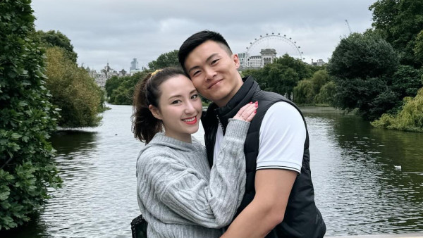 何超雲孖未婚夫出席何超蓮電影首映 一張大合照揭露未婚夫在何家地位