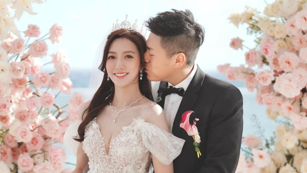 富貴人妻何依婷婚後愛巢激罕曝光 3000萬豪宅客廳放兩米高聖誕樹