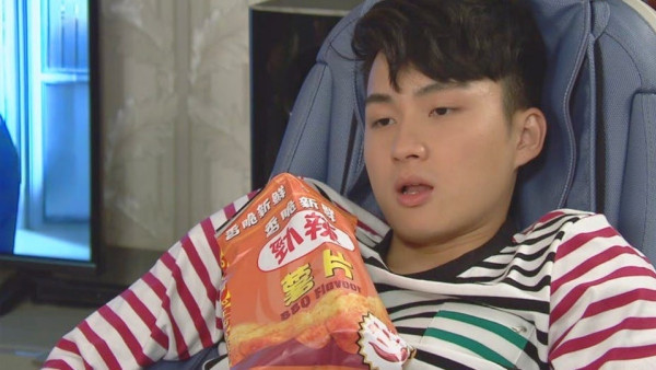 一家十口住天水圍超大間公屋!月拎$4萬綜援18歲都有得分!港人呻唔公平:邊個返工係傻仔