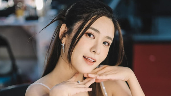 江嘉敏超高釵戰鬥格胸壓馬場 同場慘被呢位性感人妻事業線拋窒