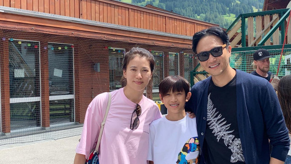 袁詠儀張智霖一家日本旅遊過聖誕！魔童俊俏樣貌遺傳優良基因獲網民讚「太帥了」