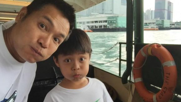 郭晉安16歲大仔被指激似「子華神」？罕與仔仔同框拍片賀上市！讀英名校想做音樂家