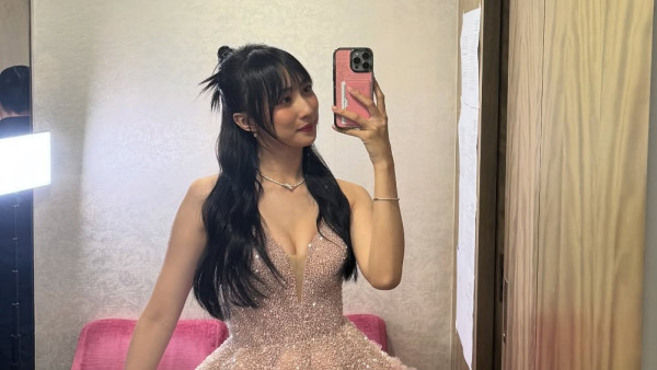 鍾柔美Yumi黑髮平陰新髮型氣質出眾 18歲成人禮初嘗性感大Deep V