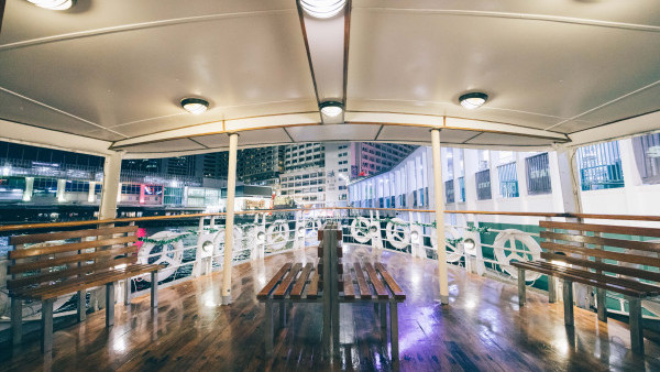 全港首間天星小輪海上移動酒吧 除夕煙花大匯演 / 飽覽無敵海景 / 駐場Live Band表演