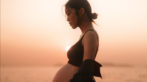 賴慰玲懷胎10月晒大肚性感寫真相 BB足月等待出世！蔡思貝留言好大