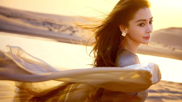 Angelababy沙漠神顏靚相震撼網民 獲大讚有神性猶如行走的濾鏡