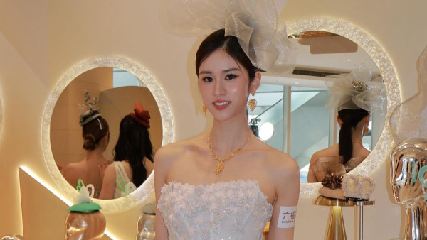 港姐季軍楊梓瑤晒性感相泳衣浸溫泉 蹲在池邊姿勢誘人晒零贅肉fit爆身材