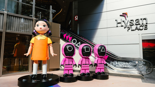 《魷魚遊戲》近3米巨型木頭人娃娃坐落銅鑼灣！街頭大玩升級版「123木頭人」