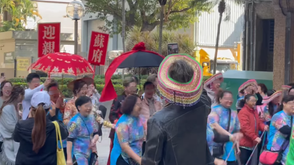 大埔水上人大鑼大鼓「撐船」迎新娘！屬香港非物質文化遺產！網民大讚有特色 街坊感嘆︰買少見少了