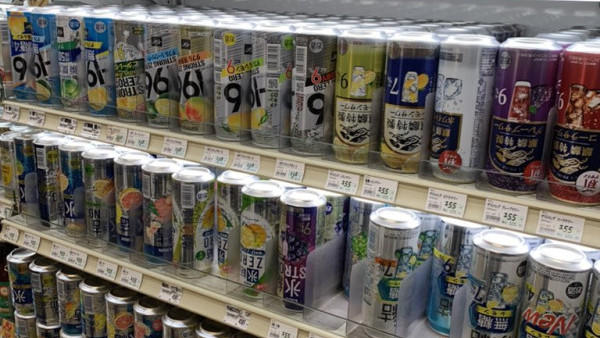 日本超市飲料為何倒轉放？網友競猜背後4大可能原因