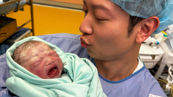 40歲高鈞賢IG報喜太太平安誕B女 新手爸爸入產房親手剪臍帶