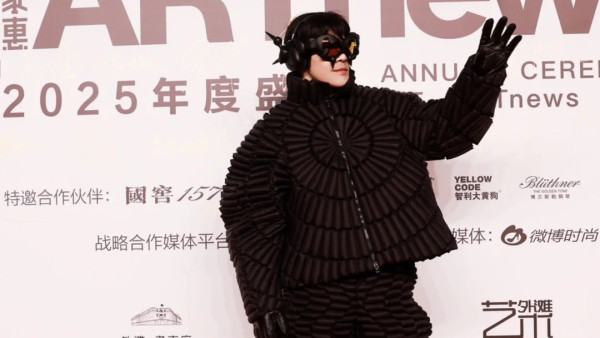 向佐突棄女裝換怪獸造型嚇窒全場 超獨特時尚觸覺又驚又喜