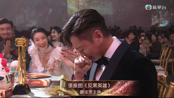 萬千星輝頒獎典禮2024｜張振朗首奪大馬視帝低調多謝愛人 女友楊偲泳5字祝賀大放閃光彈
