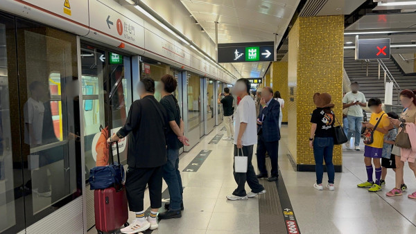 內地客搭港鐵驚見港人一奇特習慣!港人集體都咁做?網民:返唔到轉頭!