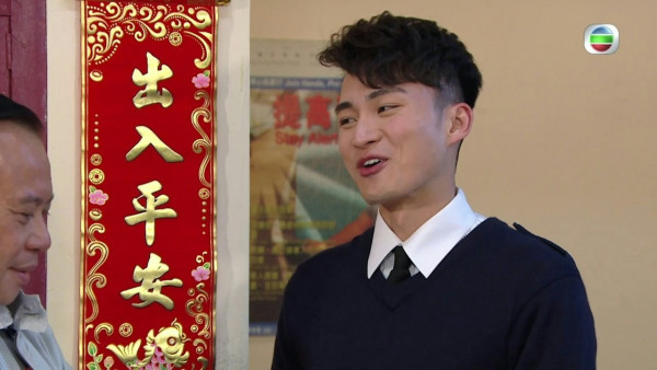 新年限定服務？大廈保安變得超殷勤 連做4舉動引熱議！網友笑稱：臨急抱佛腳