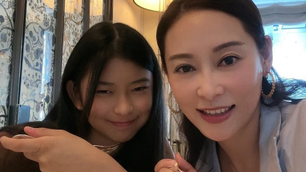 楊卓娜15歲女兒獲讚有氣質似韓國女團成員  身型高䠷五官精緻少女味十足！