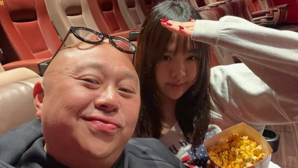 林盛斌大女性感自拍相惹熱議！被批衣着暴露大方與網民玩你問我答正面回應