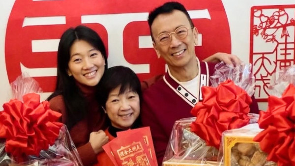 鄭丹瑞大女將在港補辦喜酒！曬過大禮巨型龍鳳鈪珠寶　全枱山珍海味極豪華！