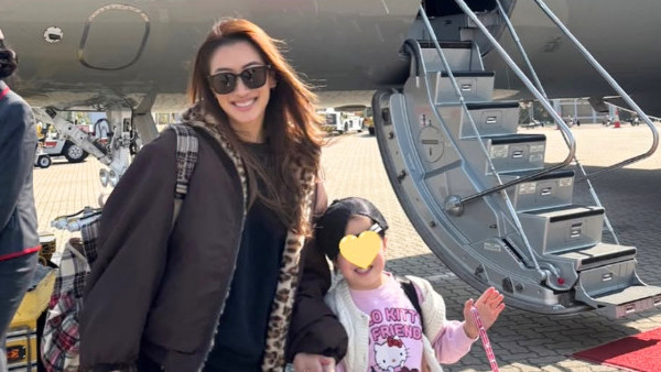 謝婷婷5歲女兒生父疑似曝光  母女與神秘男同坐私人飛機舉止親暱
