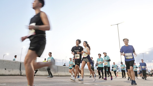 渣打馬拉松2025｜渣馬跑手賽後恢復懶人包  拉筋/飲食有咩要注意?